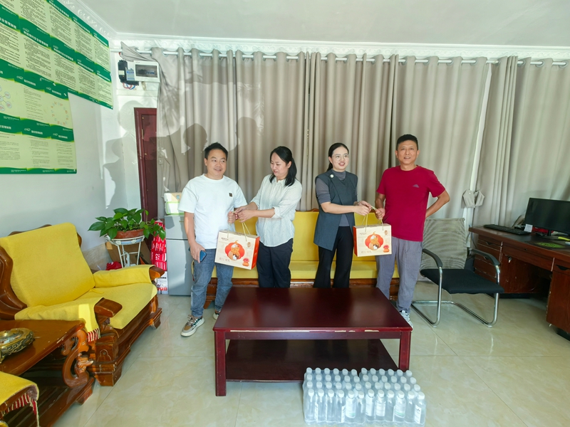 施秉縣委社會工作部聯合縣交通運輸局、縣市場監管局，共同開展“雙節送暖”關心關愛新就業群體活動