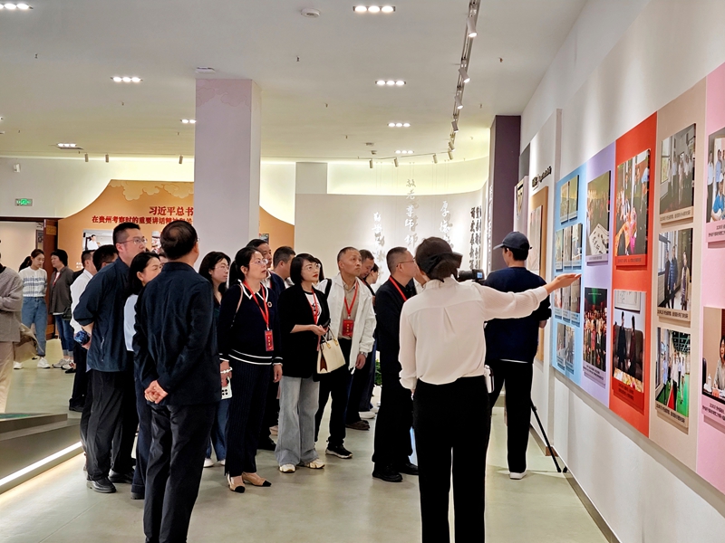 與會人員在貴州老年大學觀摩。羅飛燕攝 .jpg