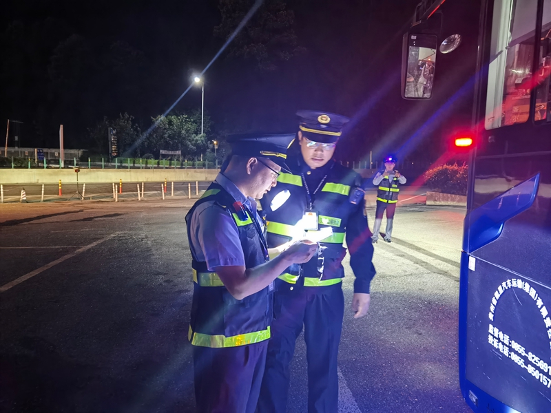 2 、大隊聯合交警部門在麻江服務區開展執法檢查。.jpg