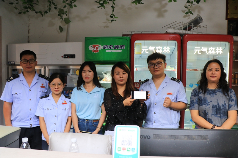 荔波縣稅務局稅務干部實地輔導貴州荔波老八珍飲食文化有限公司樟江食府適用支付即開票功能，并現場成功開具一張“支付即開票”發票