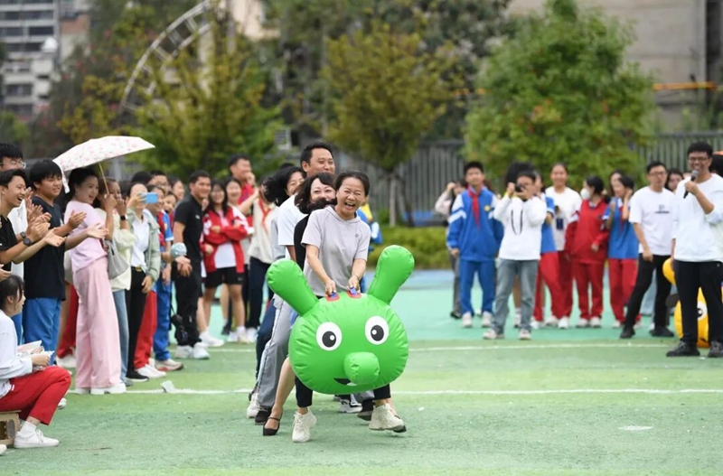 9月29日，在貴陽市第十八中學第四十五屆體育藝術節現場，師生們正進行旱地龍舟賽趣味運動比賽。