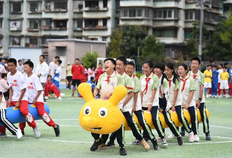 9月29日，在貴陽市第十八中學第四十五屆體育藝術節現場，師生們正進行旱地龍舟賽趣味運動比賽。