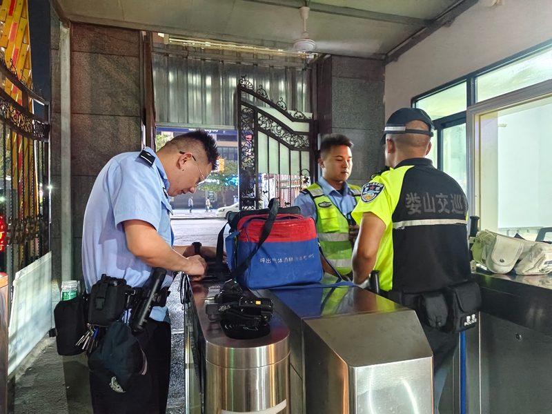 交巡中心民警正在檢查外出設備 陳娟攝.jpg