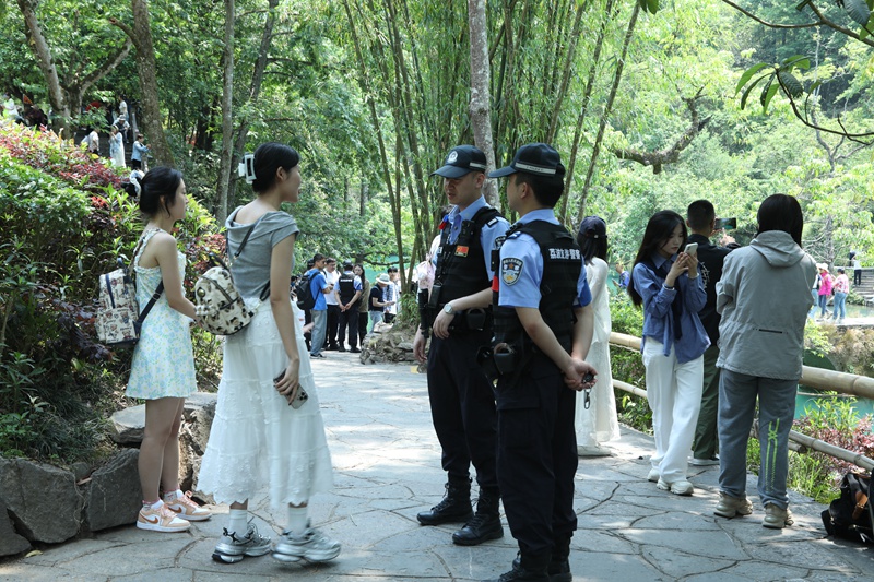 1 小七孔景區(qū)巡邏工作人員耐心解答游客詢問