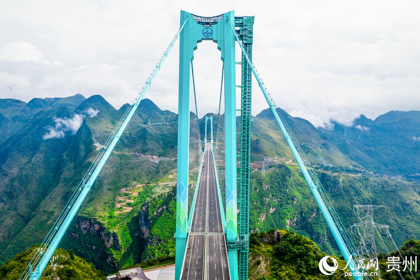 航拍花江峽谷大橋上的觀光電梯及“云端咖啡廳”。人民網記者 涂敏攝
