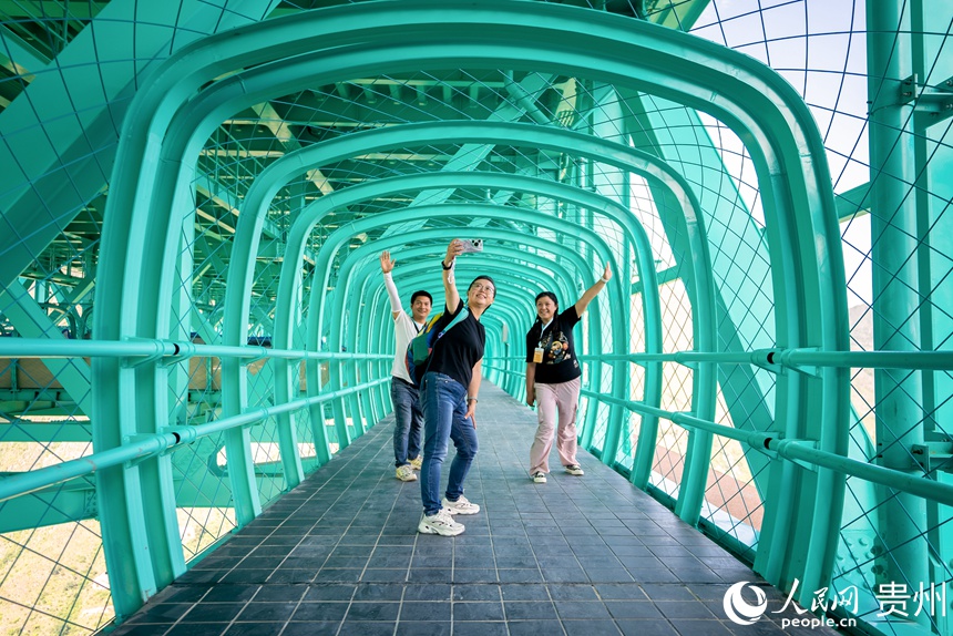 參觀者在大橋觀光廊道上打卡拍照。人民網(wǎng)記者 涂敏攝