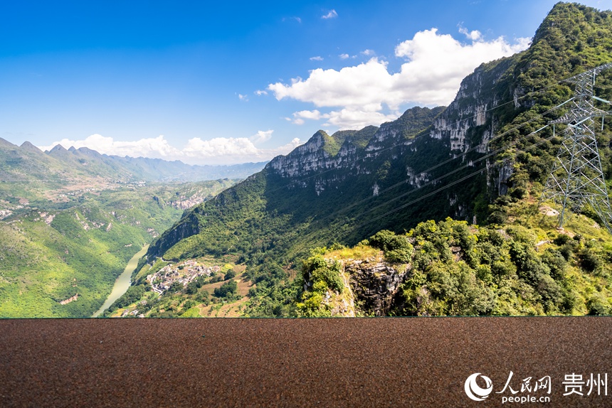 花江峽谷大橋上的極限競速跑道，游客可在此感受“天際線運(yùn)動(dòng)”的獨(dú)特魅力。人民網(wǎng)記者 涂敏攝