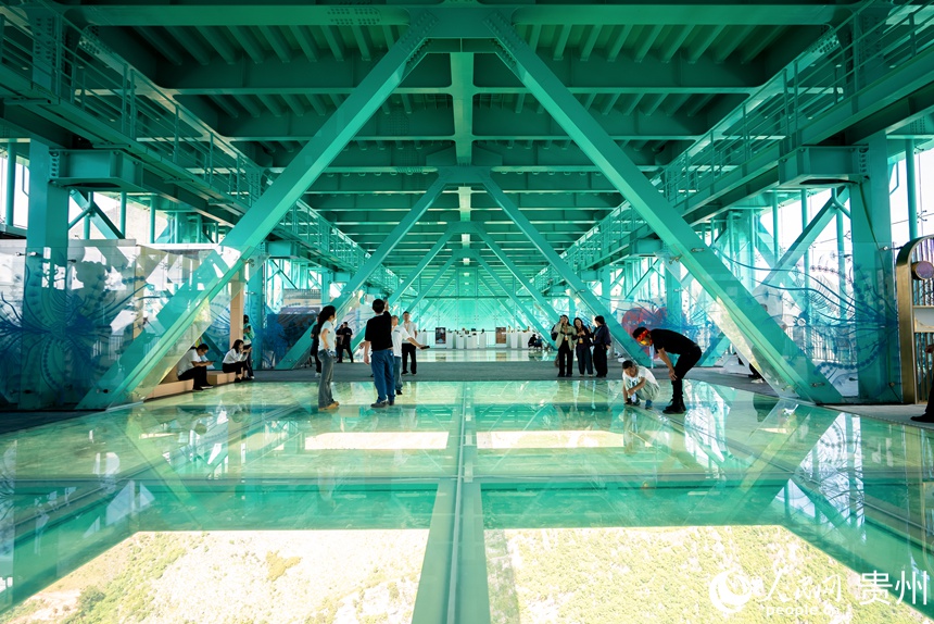 參觀者在花江峽谷大橋中部的玻璃觀光廳體驗(yàn)獨(dú)特的觀景視角。人民網(wǎng)記者 涂敏攝