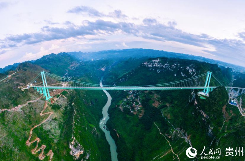 航拍花江峽谷大橋。人民網記者 涂敏攝