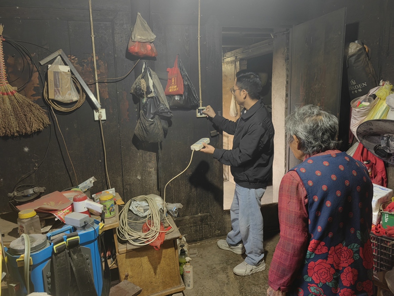 城關鎮(zhèn)綜合治理服務中心工作人員為獨居老人演示正確用火用電方法并排查安全隱患