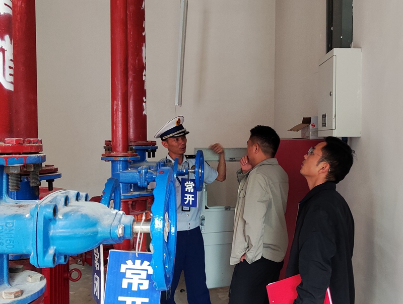 城關鎮(zhèn)聯(lián)合縣消防部門到轄區(qū)居民樓查看滅火管道等消防設備運行情況等