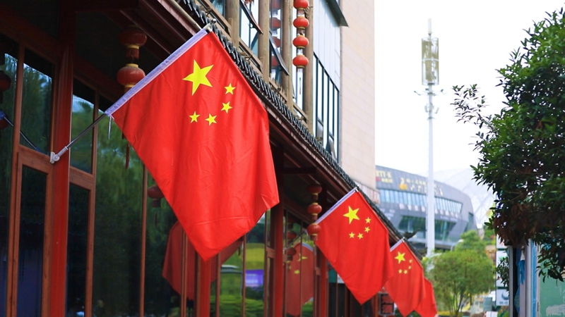 2、大街小巷被鮮艷的“中國紅”包裹，成為城市最美的底色。