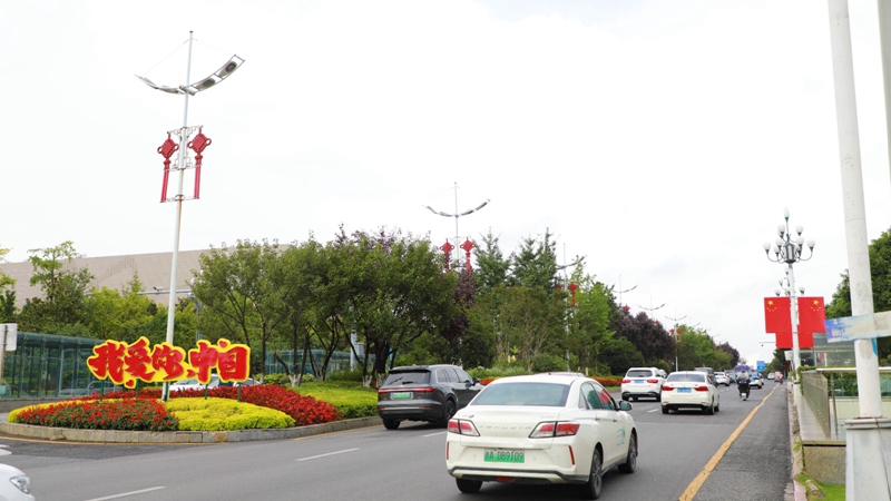 4、大街小巷被鮮艷的“中國紅”包裹，成為城市最美的底色。