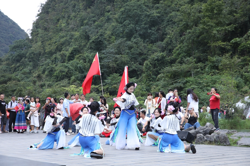 1 圖為景區(qū)活動表演.JPG