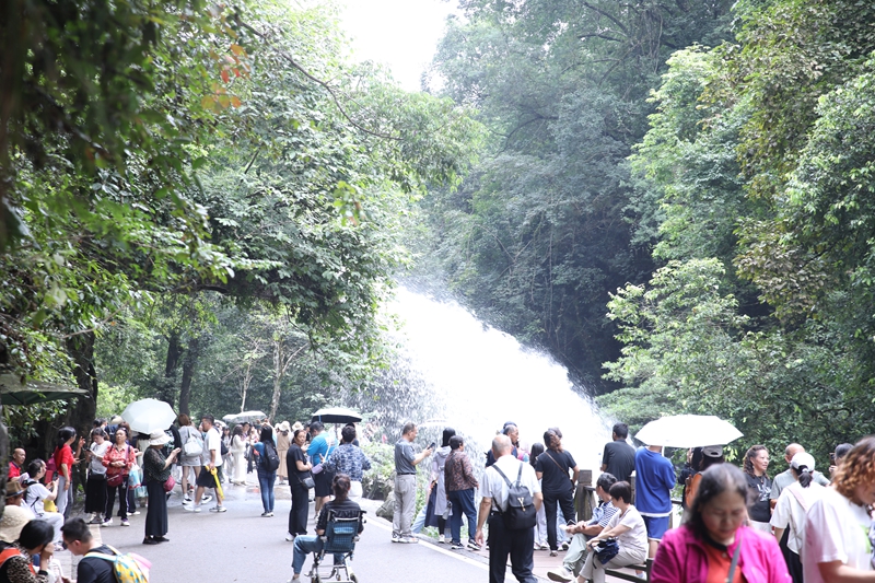 5 圖為景區(qū)人流如潮.JPG