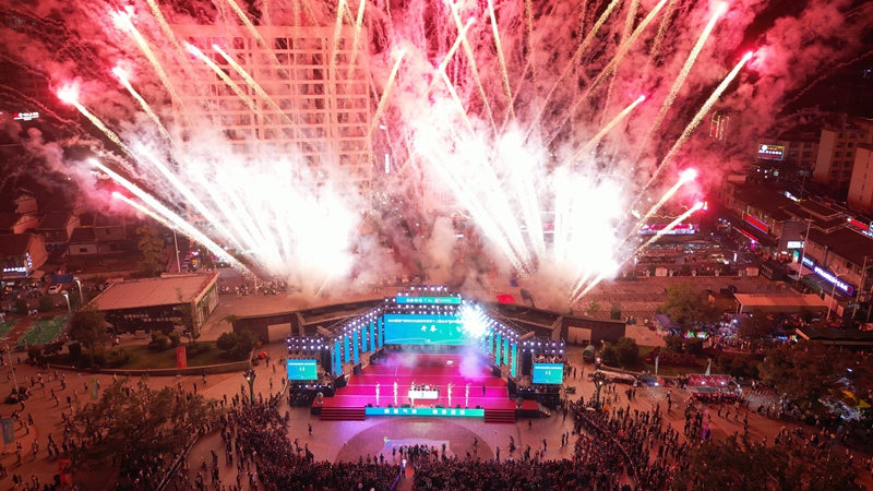 1人璀璨煙花綻放，氣排球燃動荔波城。