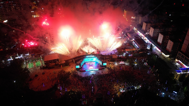 2 璀璨煙花綻放，氣排球燃動荔波城。