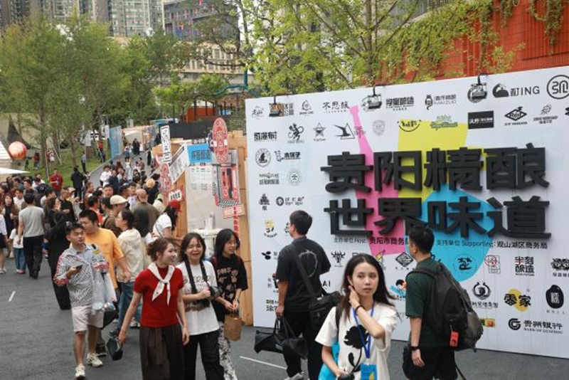 5、游客在阿云朵倉品味精釀。