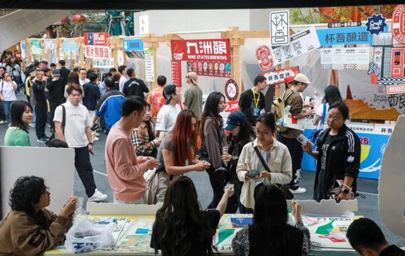 6、游客在阿云朵倉品味精釀,享受愜意假期。