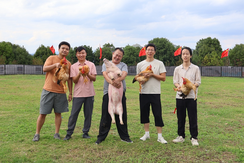 1、景區“抓住抓雞”比賽勝利者合影。 王裕攝