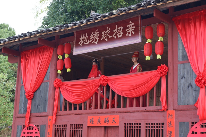 2、游客積極參與景區拋繡球招親活動。 王裕攝