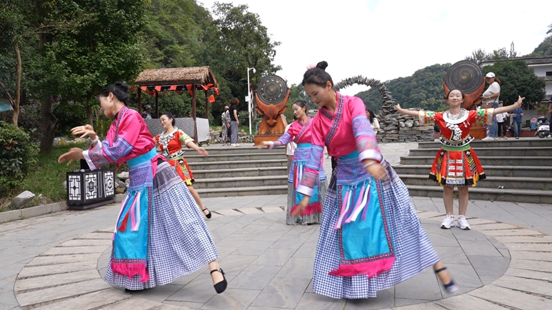 古寨廣場民族舞蹈。