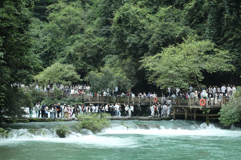 68級(jí)跌水瀑布風(fēng)光瀲滟，游人如織。戴友維攝