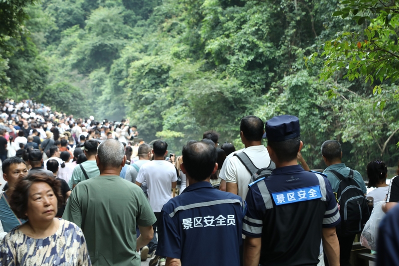 景區安全員正按網格化分工在指定區域巡邏,全程守護游客安全。戴友維攝