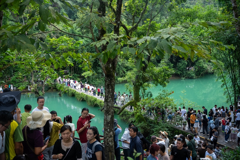 小七孔古橋人頭攢動。羅凱攝