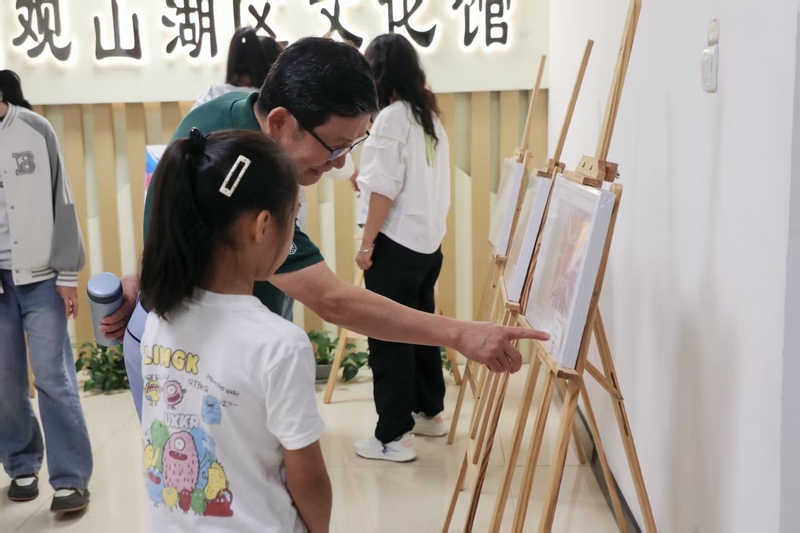 市民在現(xiàn)場觀展。