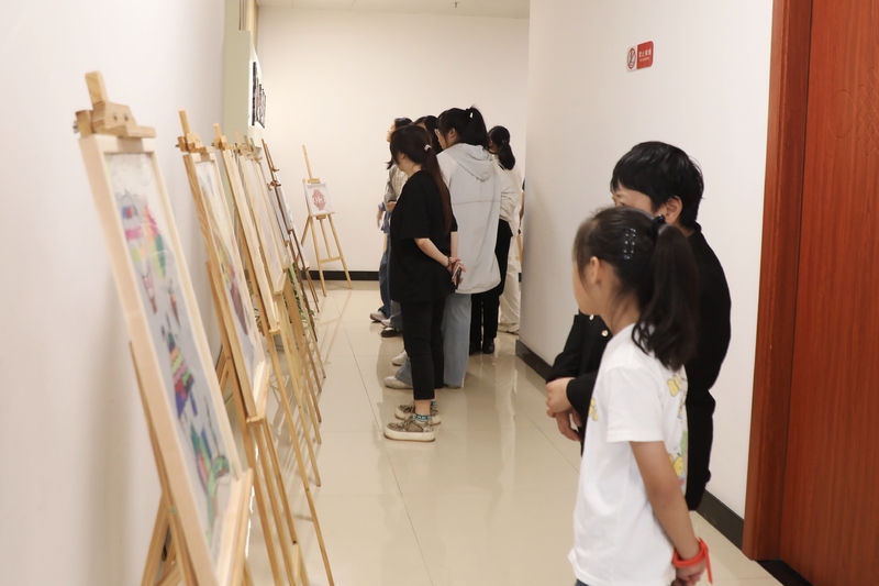 市民在現(xiàn)場觀展。