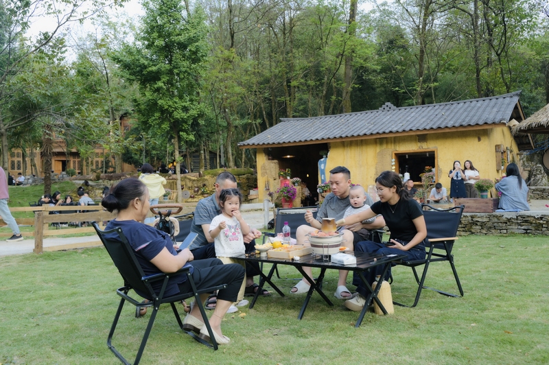 游客和家人一起圍爐煮茶。