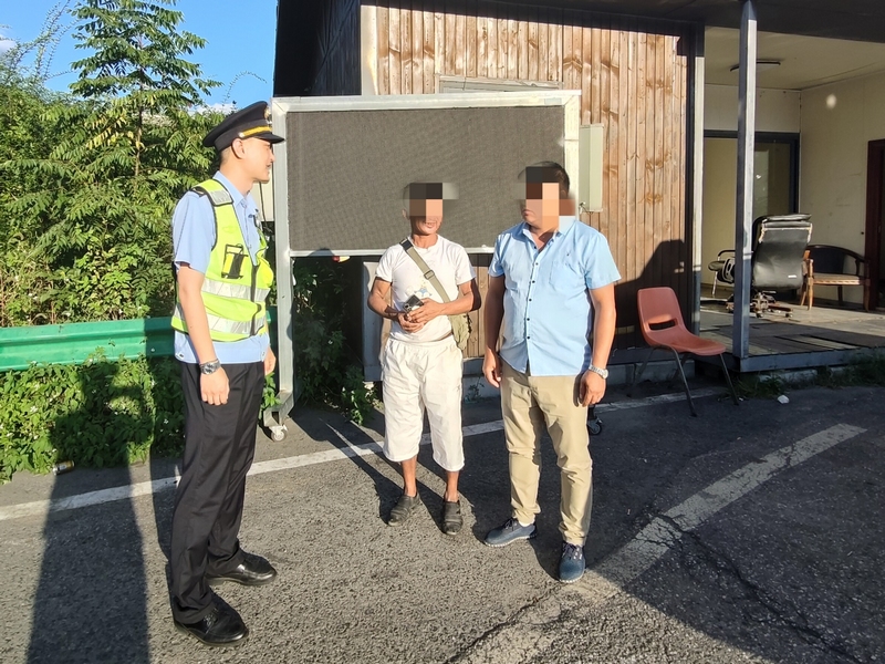 將男子移送家屬身邊并交代安全事項。