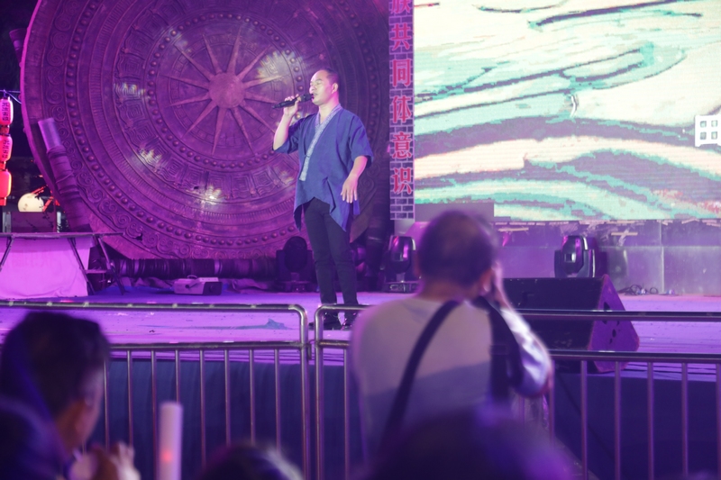 歌曲《對著月亮喝二兩》。