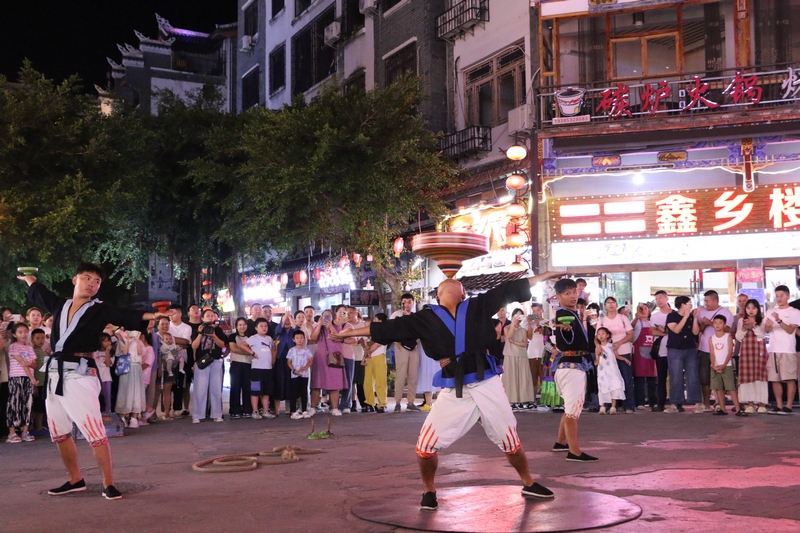 《陀螺競技表演》。