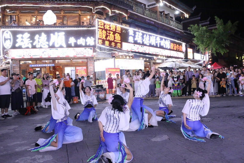 布依族舞蹈《刺梨花紅》。