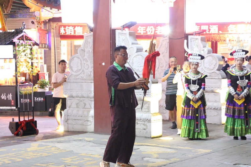 蘆笙獨奏《火車開到苗家寨》。