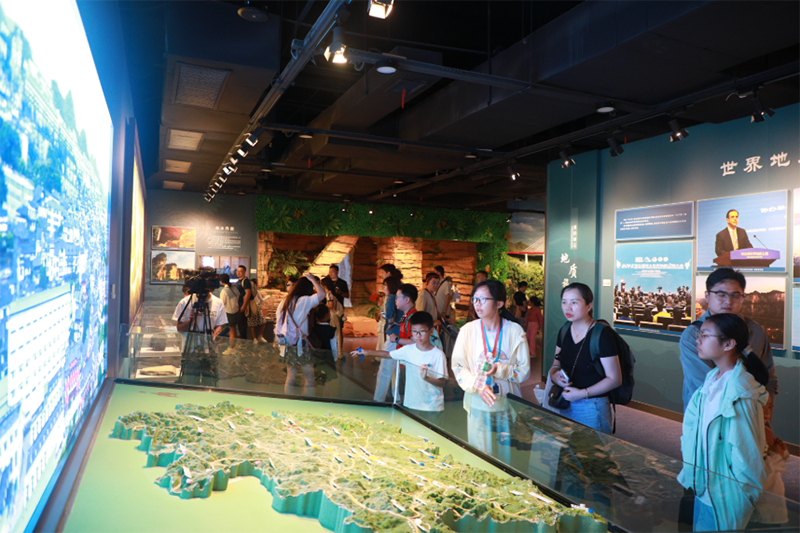 游客參觀貴州省地質博物館。