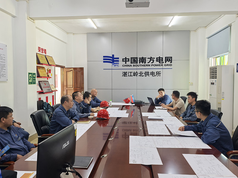 在廣州省湛江市遂溪縣,安順供電局馳援人員與當地供電部門進行現場會商