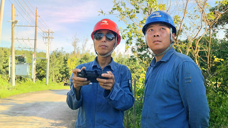 工作人員啟動無人機勘察災情及配電線路受損情況 。