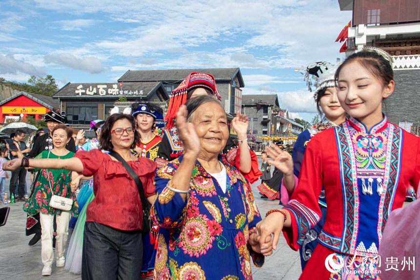 游客加入巡游隊(duì)伍。 人民網(wǎng) 黃小桃攝