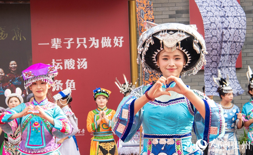 巡游演出。 人民網(wǎng) 黃小桃攝