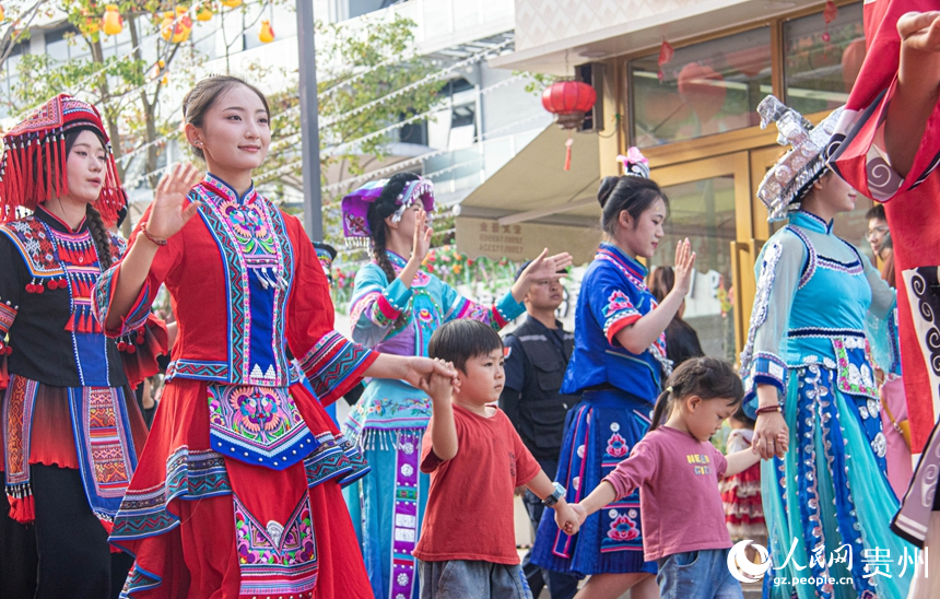 巡游現場。 人民網 黃小桃攝
