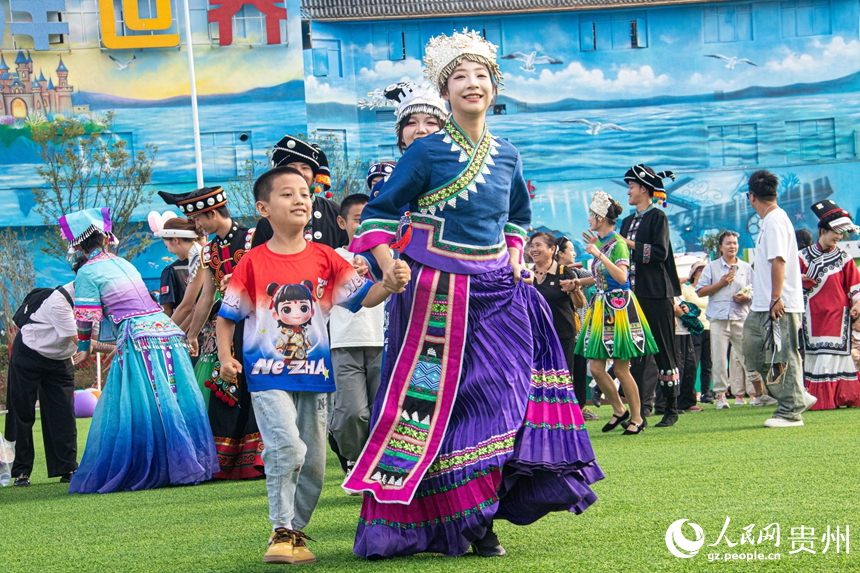 巡游現(xiàn)場(chǎng)。 人民網(wǎng) 黃小桃攝