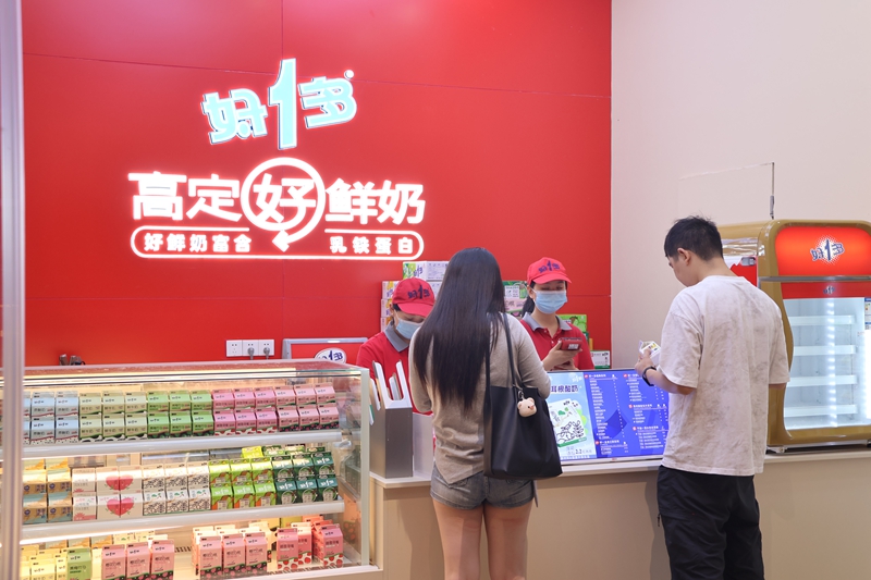 游客在好一多全新開業的籃球主題店購買乳制品。 .JPG