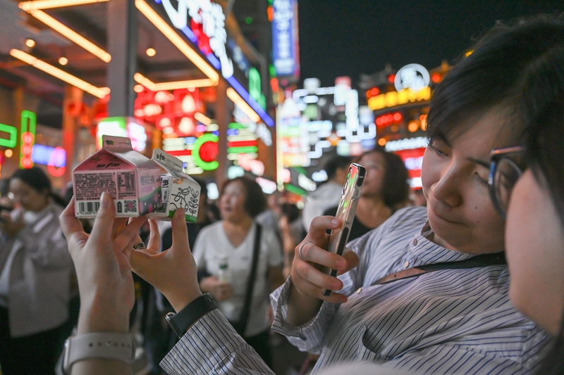 游客爭相打卡體驗。吳蔚 攝.JPG