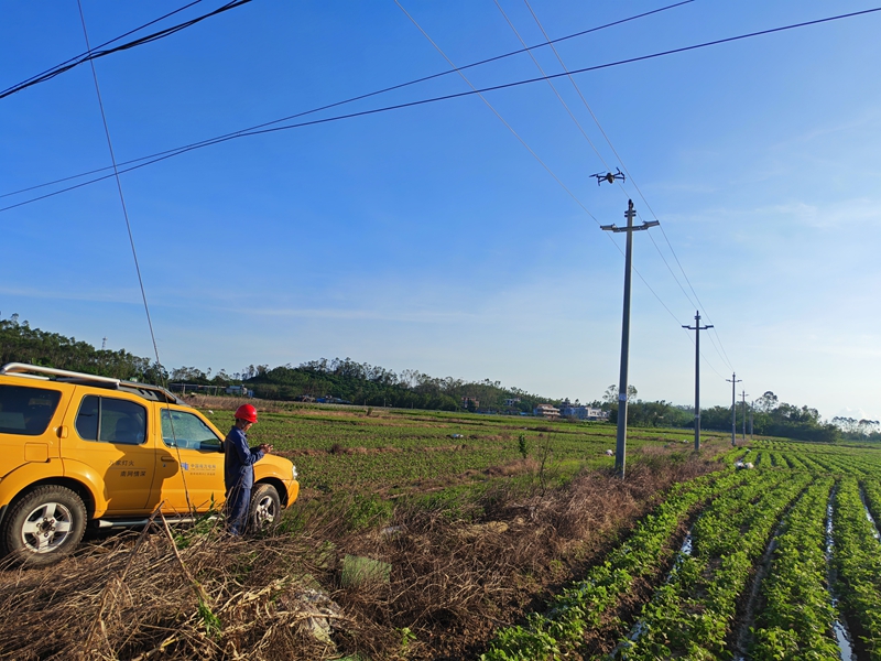 興仁供電局工作人員用無人機(jī)巡視現(xiàn)場。.jpg