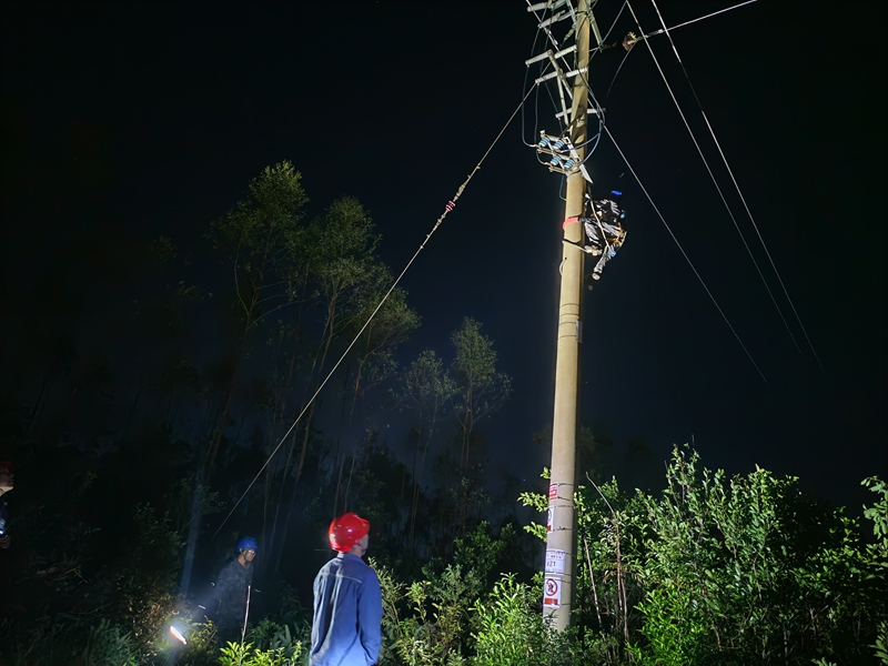 興仁供電局工作人員夜間搶修現(xiàn)場。.jpg