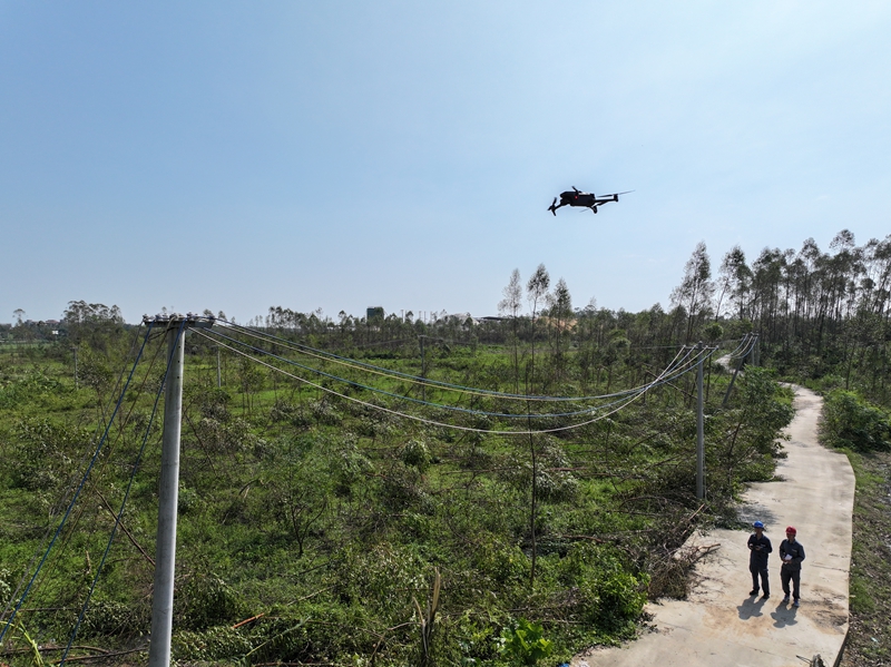 貴州電網搶修隊員正在利用無人機對受損線路進行排查。潘聰 攝.JPG