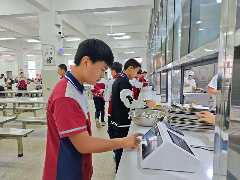 仁懷市第七中學學生用智能團餐機刷臉消費。.jpg